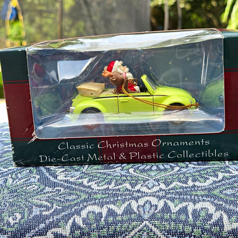 Maisto Classic Christmas Ornament Green Convertible Car w/ Santa Die-Cast